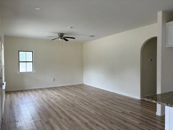$1,895 | 1217 West 11th Avenue, Corsicana, TX 75110