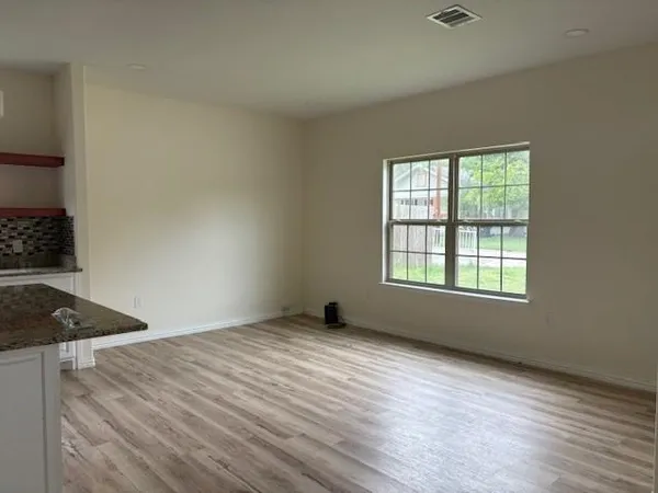 $1,895 | 1217 West 11th Avenue, Corsicana, TX 75110