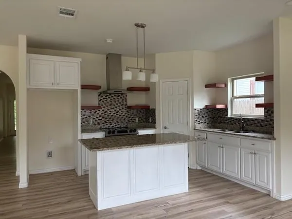 $1,895 | 1217 West 11th Avenue, Corsicana, TX 75110
