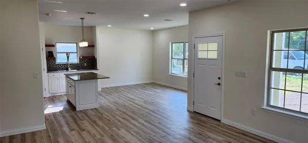 $1,895 | 1217 West 11th Avenue, Corsicana, TX 75110