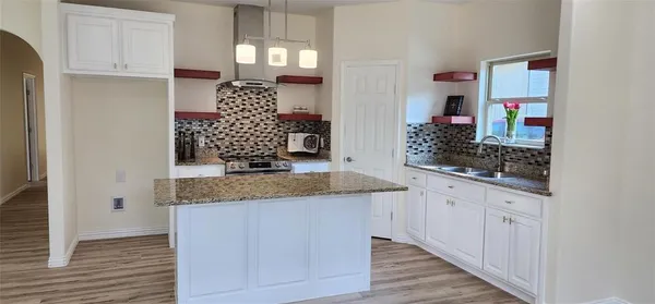 $1,895 | 1217 West 11th Avenue, Corsicana, TX 75110