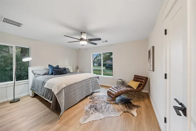 a view of a house with backyard and garden