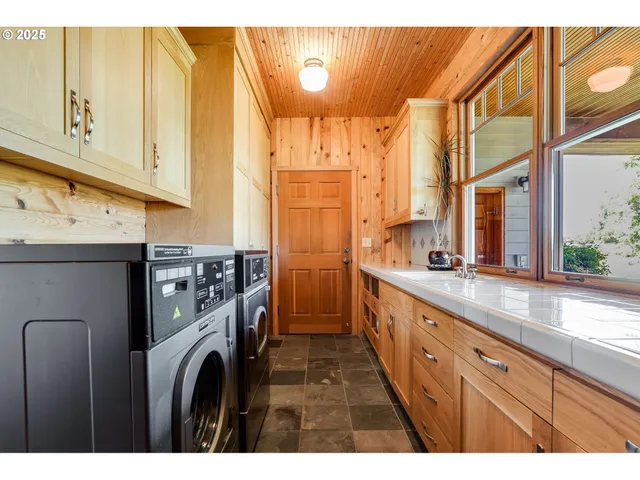 $1,725,000 | 17765 Monnier Road Northeast, Hubbard, OR 97032