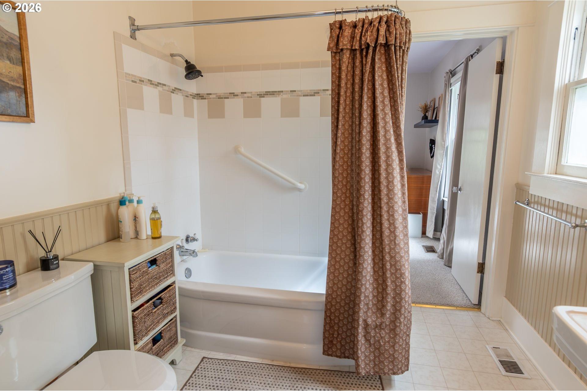 325 West Riverside Drive Roseburg, OR 97470 - Photo 18 of 48 Bathroom