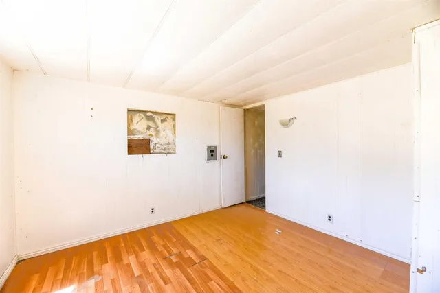 a view of a big room with closet