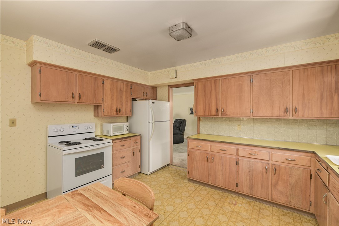 9617 West Pleasant Valley Road Parma, OH 44130 - Photo 9 of 28 Gallery Image 9