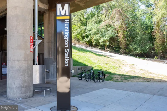 $3,000 | 2477 Windbreak Drive, Alexandria, VA 22306