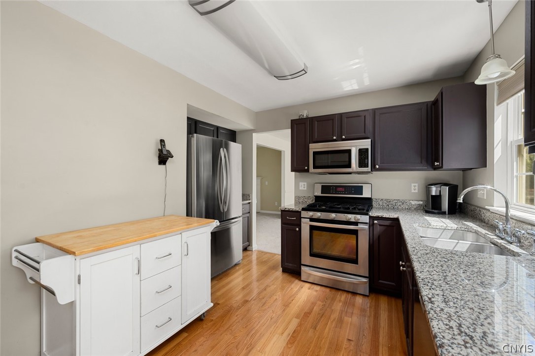 4618 Reliant Road Jamesville, NY 13078 - Photo 10 of 44 Kitchen with Granite Counters