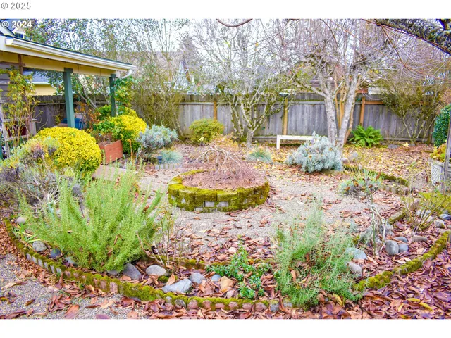 $384,995 | 840 South 1st Street, Cottage Grove, OR 97424