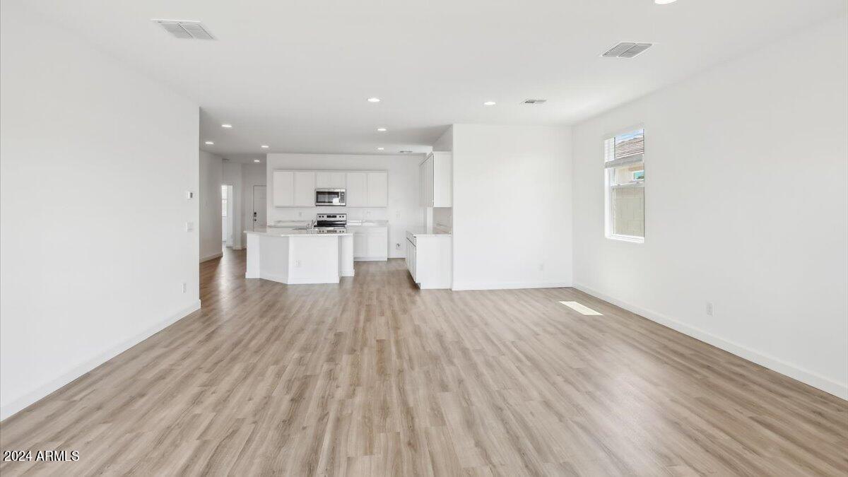 2196 West Spaulding Avenue Apache Junction, AZ 85120 - Photo 9 of 11 kingston great room vacant