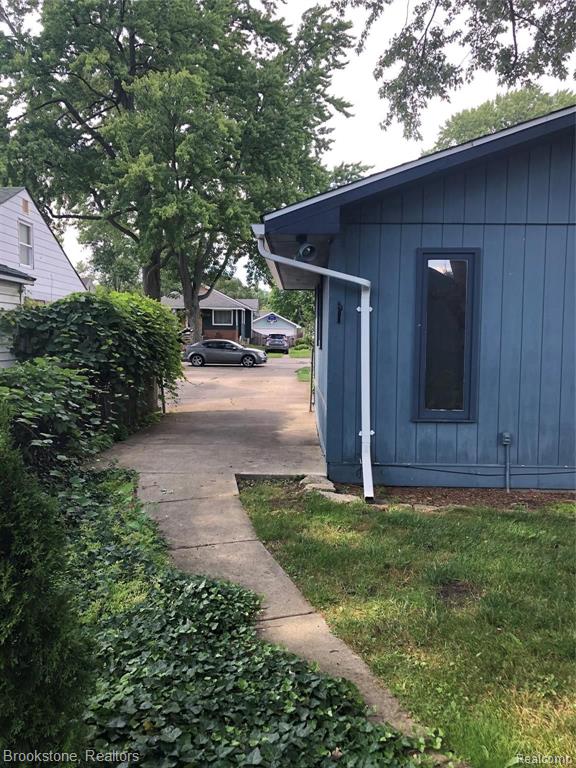 1967 Princeton Road Berkley, MI 48072 - Photo 8 of 23
