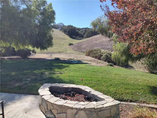 a view of a backyard