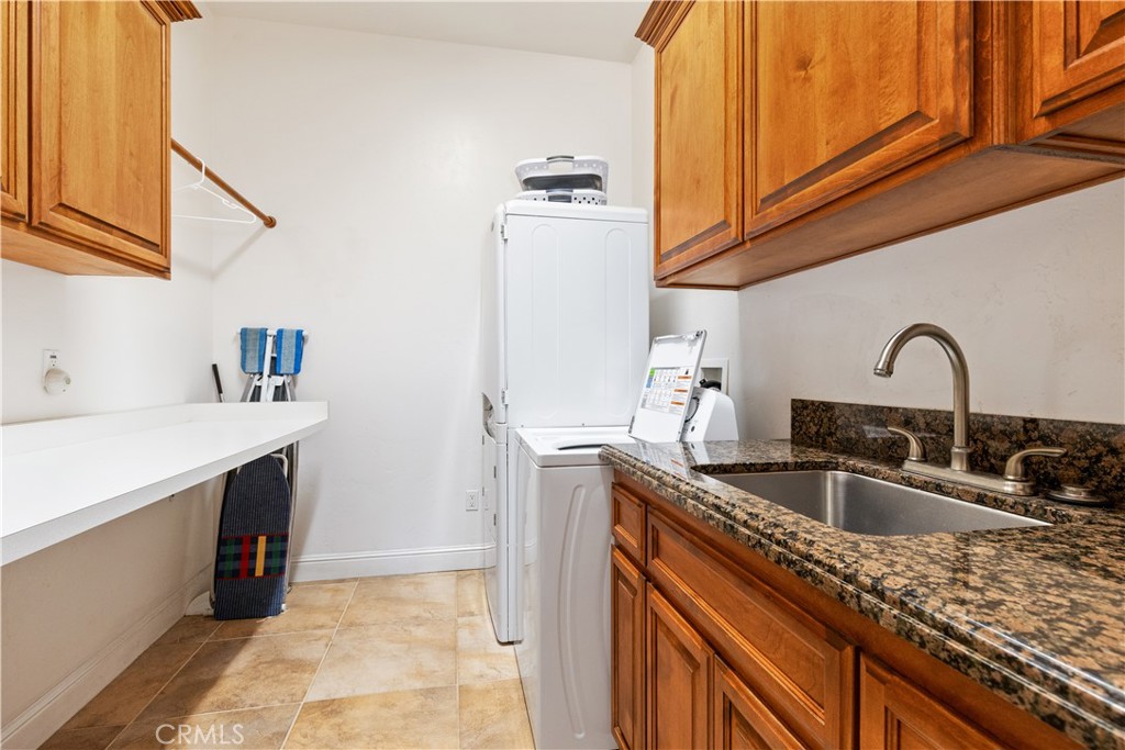 880 Tracy Way Templeton, CA 93465 - Photo 35 of 42 Laundry