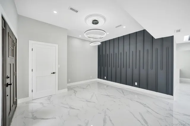 a view of a livingroom with a ceiling fan