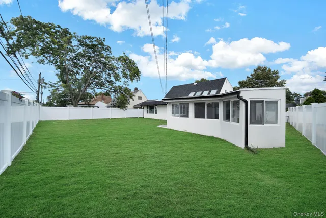 $1,048,000 | 18 Mist Lane, Westbury, NY 11590