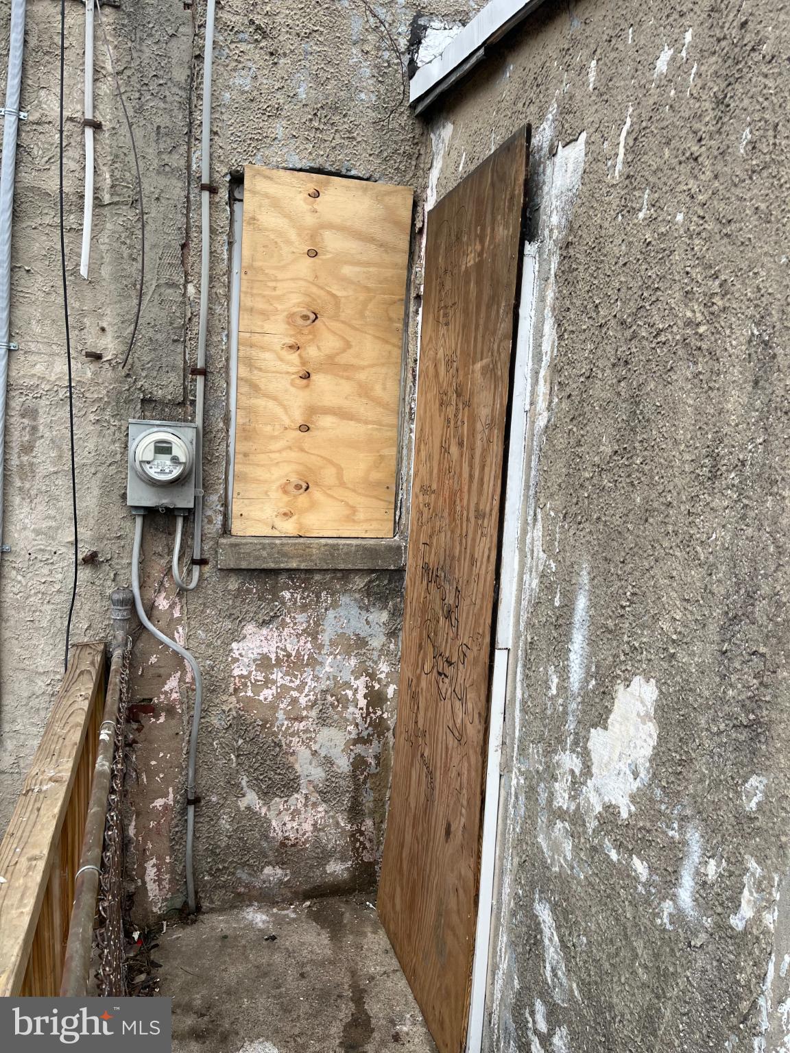 3601 9th Street Baltimore, MD 21225 - Photo 13 of 24 a bathroom with a shower