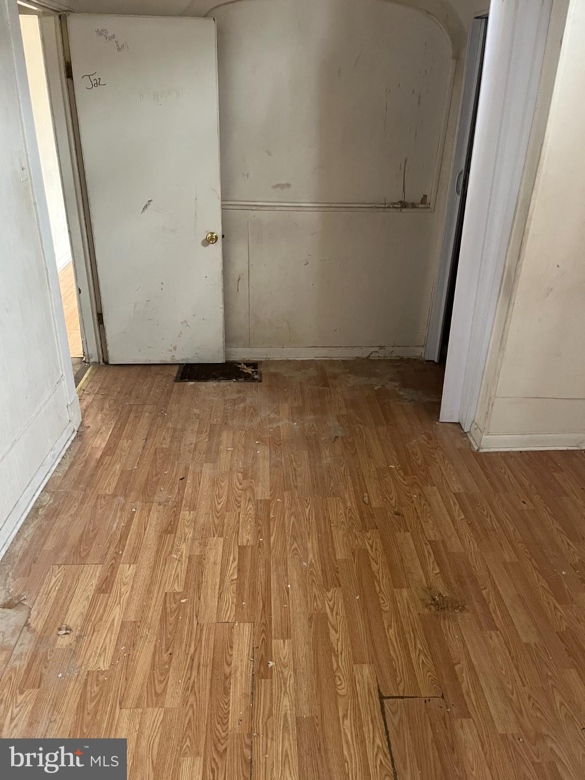 3601 9th Street Baltimore, MD 21225 - Photo 21 of 24 a view of a room