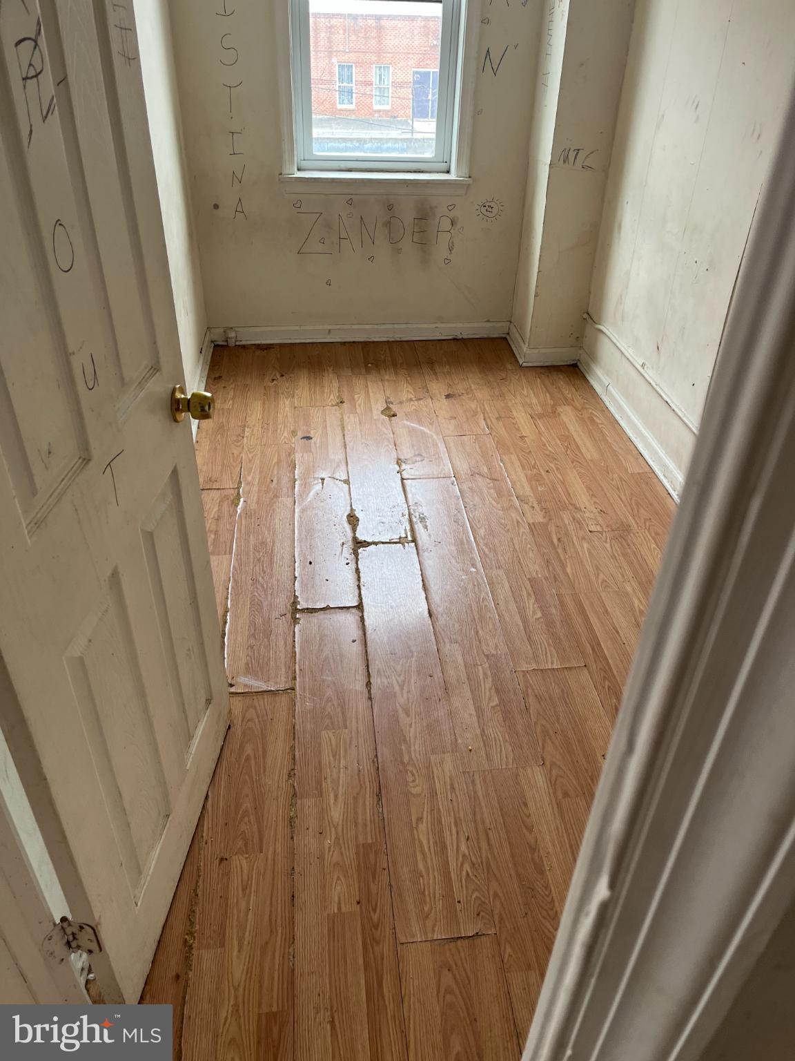 3601 9th Street Baltimore, MD 21225 - Photo 10 of 24 a view of a room