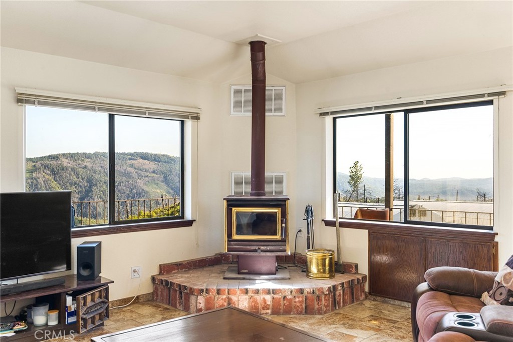 2114 Lumpkin Road Oroville, CA 95966 - Photo 8 of 25 a living room with furniture and a flat screen tv