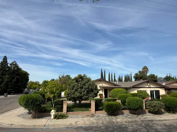 $459,500 | 1047 South Linwood Street, Visalia, CA 93277