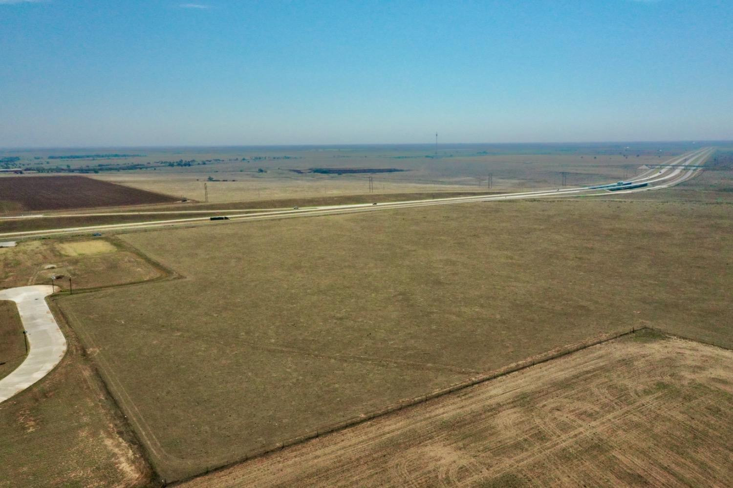 1539 Interstate 27/us Highway Tulia, TX 79088 - Photo 4 of 8 a view of a room with an empty space