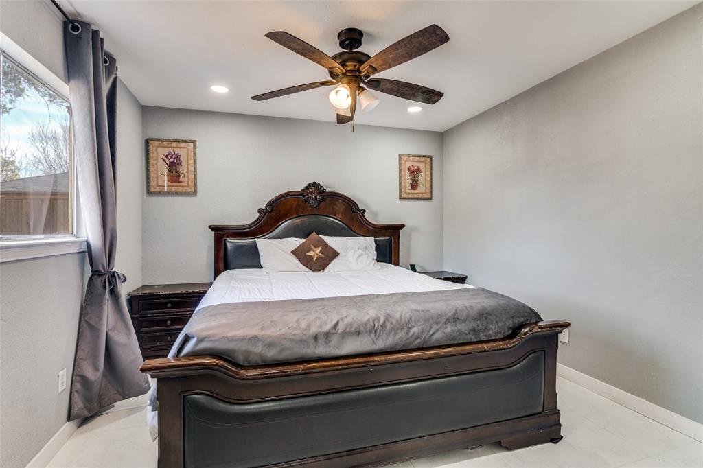 650 Pleasant Oaks Drive Dallas, TX 75217 - Photo 17 of 25 a bedroom with a bed and a window