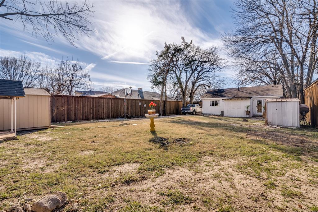 650 Pleasant Oaks Drive Dallas, TX 75217 - Photo 20 of 25 a yard with a large tree in front of it