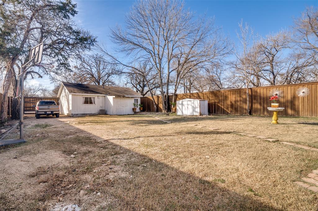 650 Pleasant Oaks Drive Dallas, TX 75217 - Photo 21 of 25 a view of a yard with a large tree