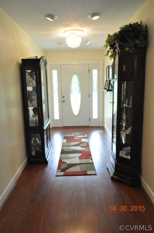 18500 Woodsons Mill Road Beaverdam, VA 23015 - Photo 2 of 24 Large 13' x 6' foyer with laminate flooring. Oval