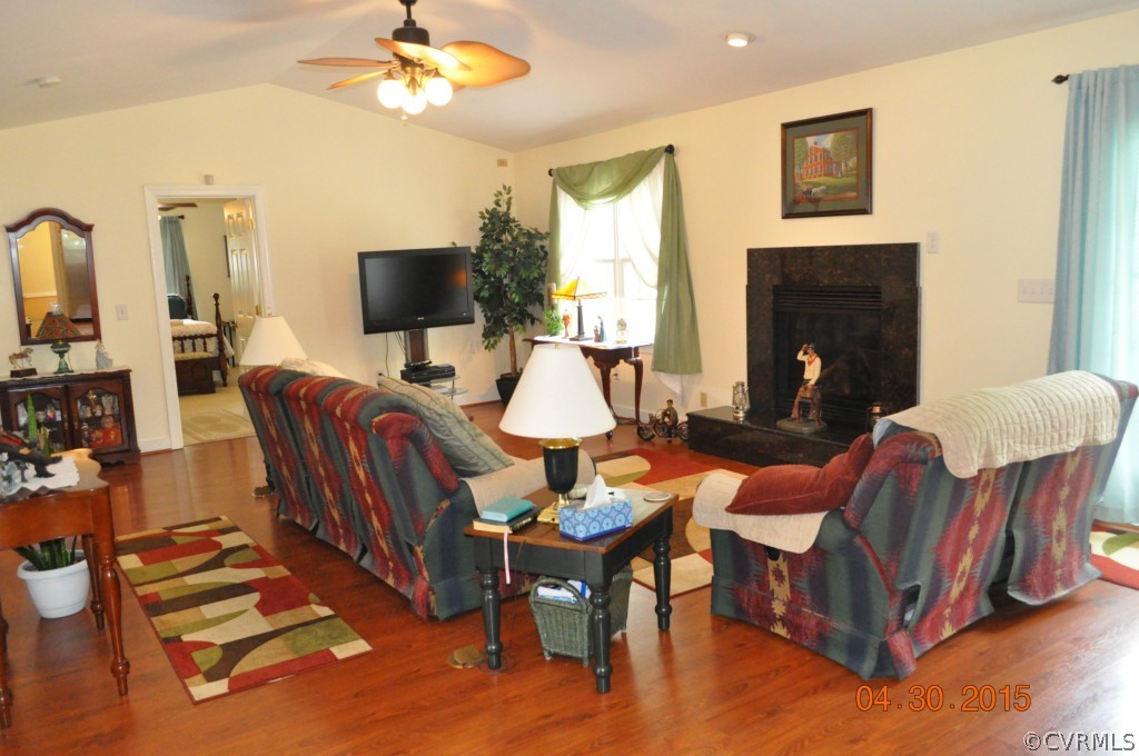 18500 Woodsons Mill Road Beaverdam, VA 23015 - Photo 3 of 24 Family room with laminate flooring, vaulted ceilin