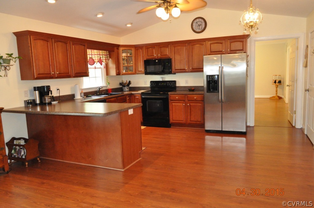 18500 Woodsons Mill Road Beaverdam, VA 23015 - Photo 5 of 24 Large eat-in kitchen with laminate flooring, vault