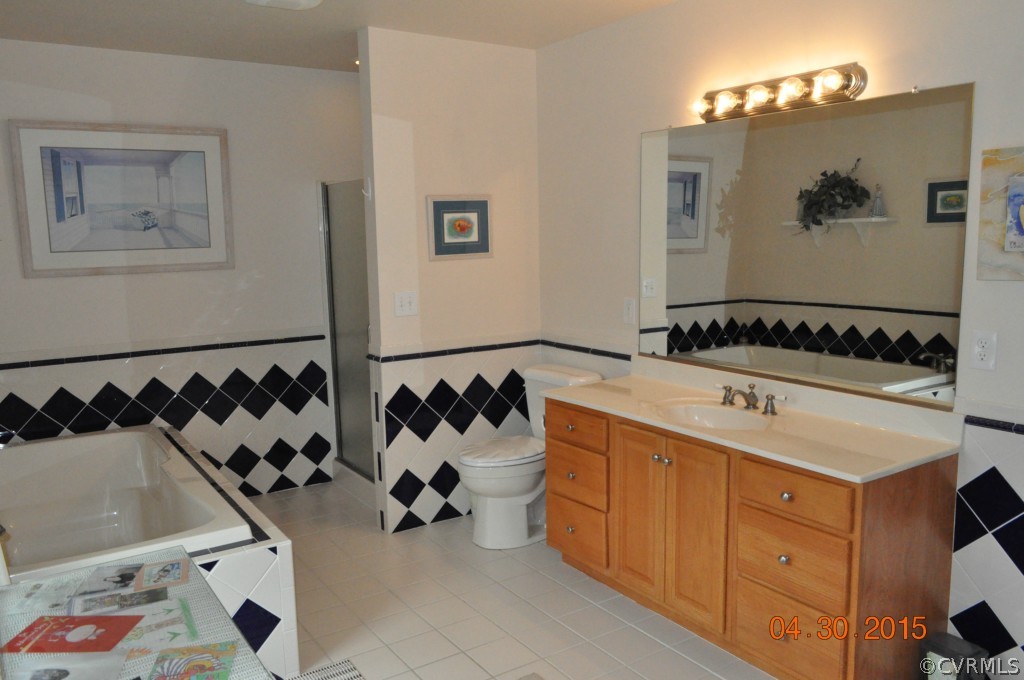 18500 Woodsons Mill Road Beaverdam, VA 23015 - Photo 8 of 24 Master bathroom with tile flooring, soaking tub, s