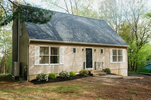 $679,000 | 3 Seymour Drive, Red Hook, NY 12571