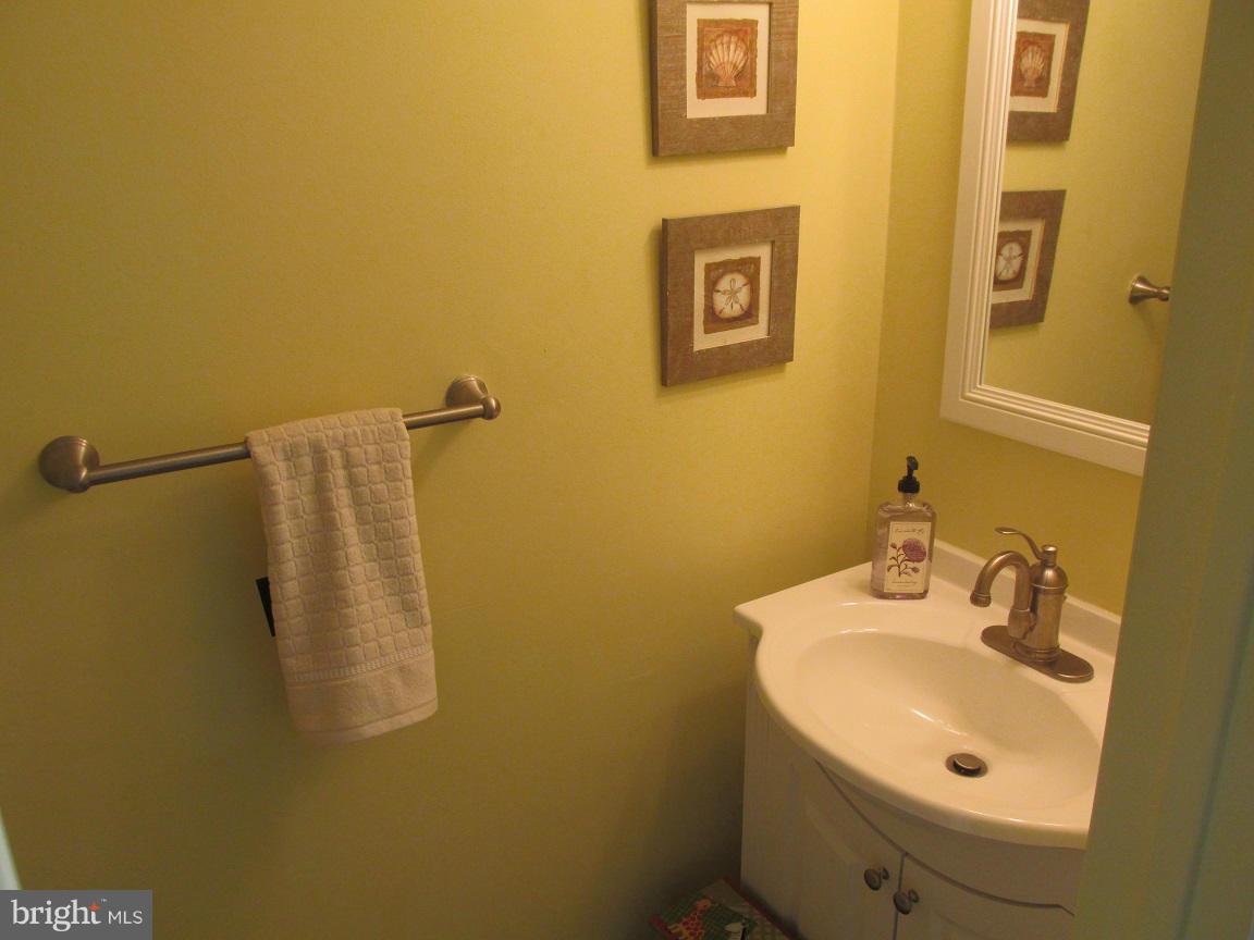 132 North Cottage Road Sterling, VA 20164 - Photo 10 of 21 Bath