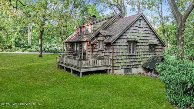 a view of a house with a backyard
