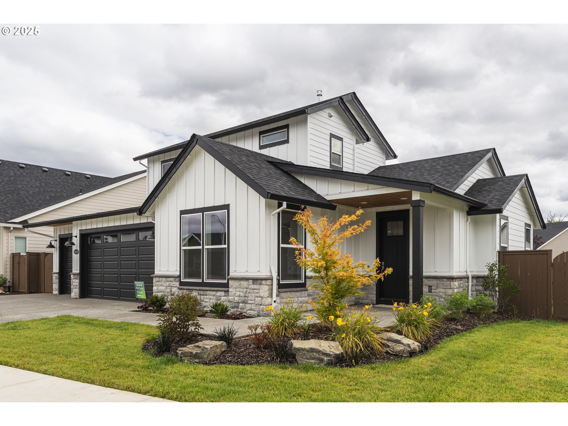 a view of a house with back yard