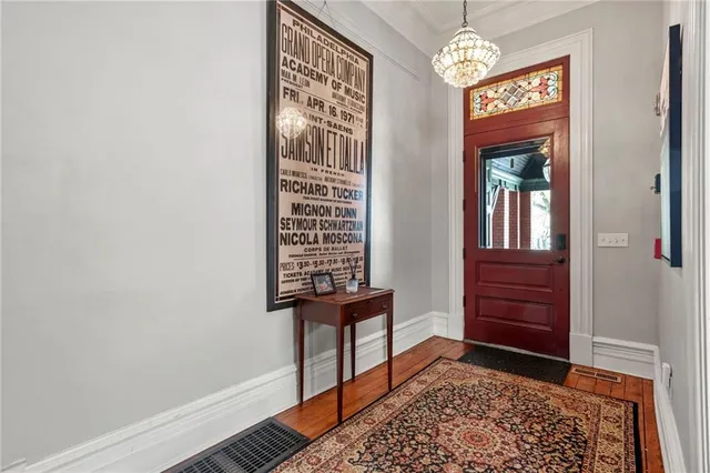 a view of entryway with a workspace