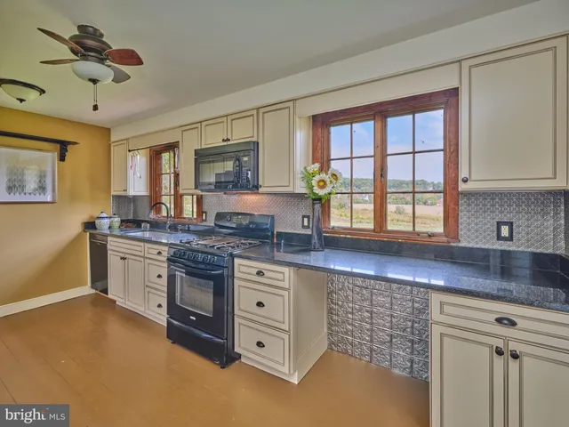 $825,000 | 2529 Gallows Hill Road, Kintnersville, PA 18930