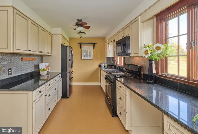 $825,000 | 2529 Gallows Hill Road, Kintnersville, PA 18930