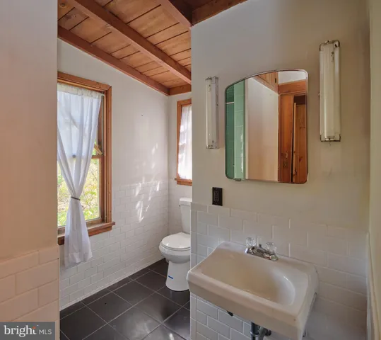 $825,000 | 2529 Gallows Hill Road, Kintnersville, PA 18930