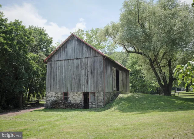 $825,000 | 2529 Gallows Hill Road, Kintnersville, PA 18930