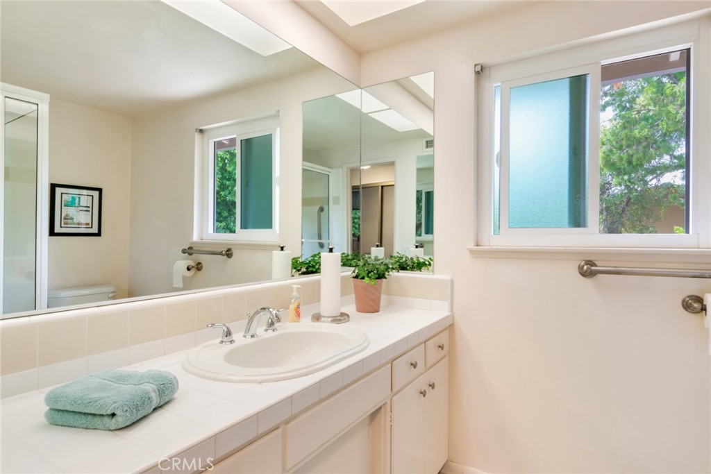 130 Sunridge Way Redlands, CA 92373 - Photo 20 of 35 Primary ensuite bathroom