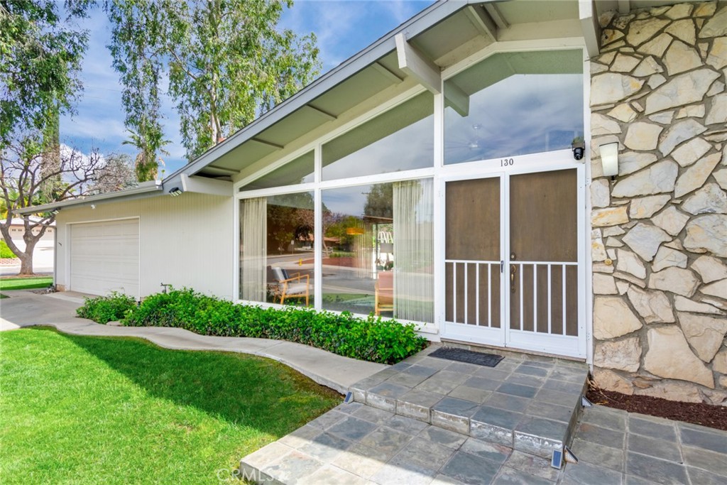 130 Sunridge Way Redlands, CA 92373 - Photo 2 of 35 Close up on large windows