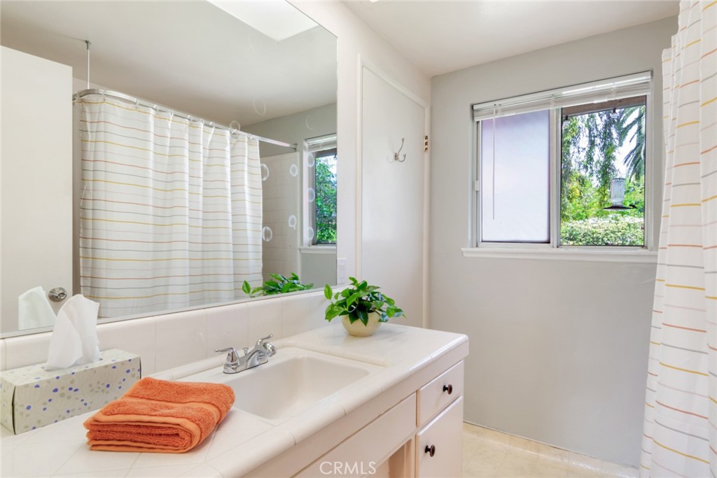 130 Sunridge Way Redlands, CA 92373 - Photo 27 of 35 Hall Bath