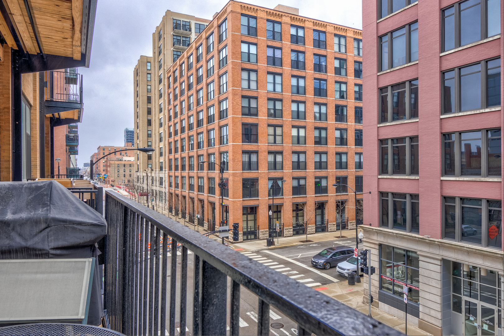 625 West Jackson Boulevard, Unit 313 Chicago, IL 60661 - Photo 19 of 33 a view of a building from a balcony