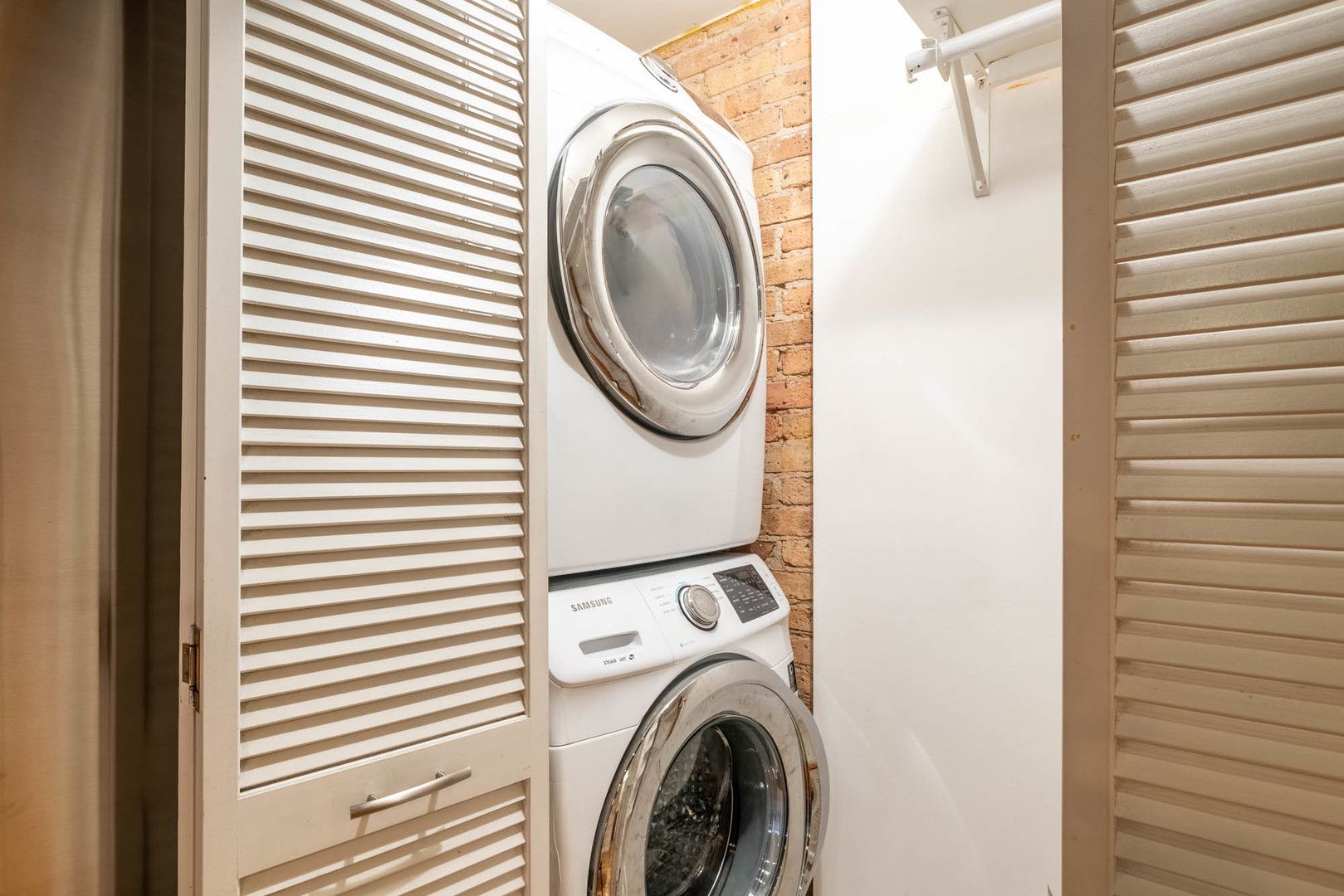 625 West Jackson Boulevard, Unit 313 Chicago, IL 60661 - Photo 26 of 33 a utility room with dryer and washer
