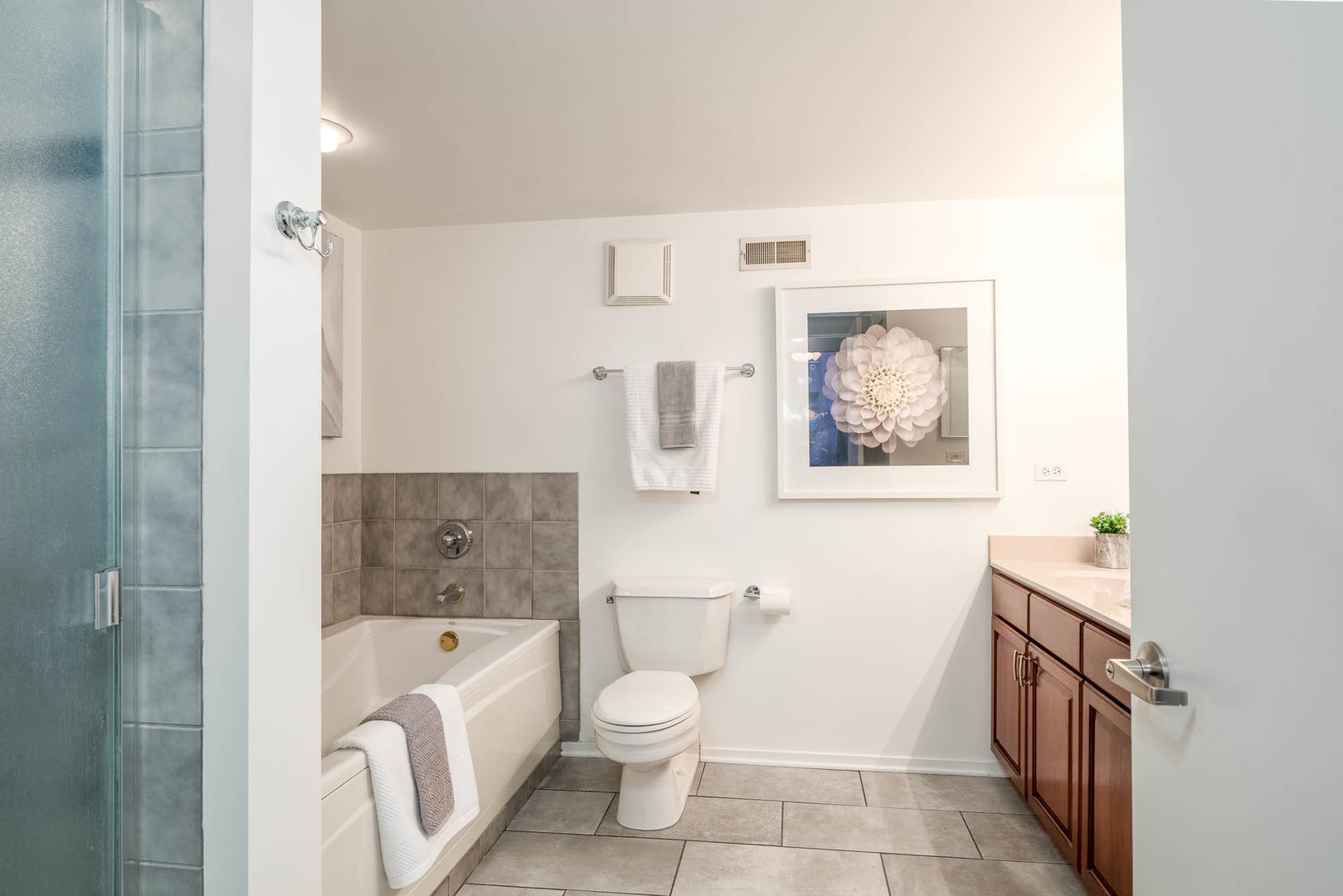 625 West Jackson Boulevard, Unit 313 Chicago, IL 60661 - Photo 10 of 33 a bathroom with a toilet sink and tub