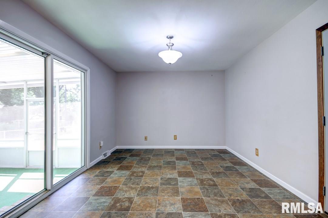 224 Kenyon Drive Springfield, IL 62704 - Photo 13 of 29