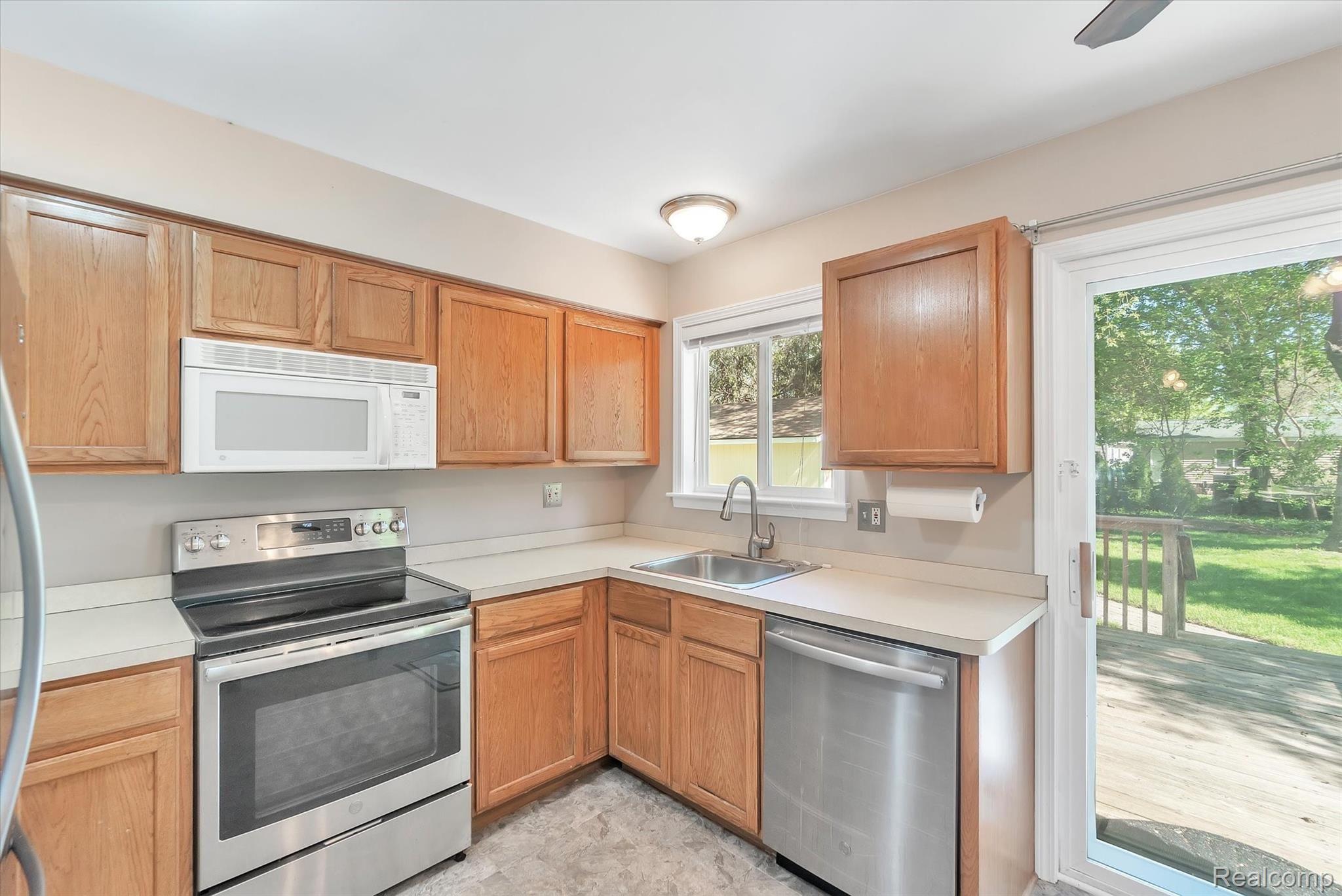 748 Glenwyth Road Brighton, MI 48116 - Photo 10 of 32 Kitchen
