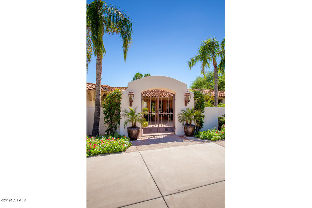 6315 North Yucca Road Paradise Valley, AZ 85253 - Photo 4 of 25 04_front_gate